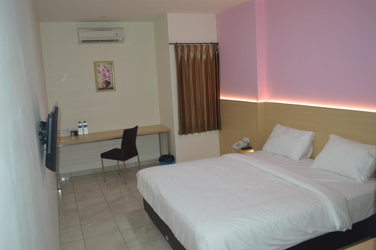 I&M Hotel Surabaya Exterior foto